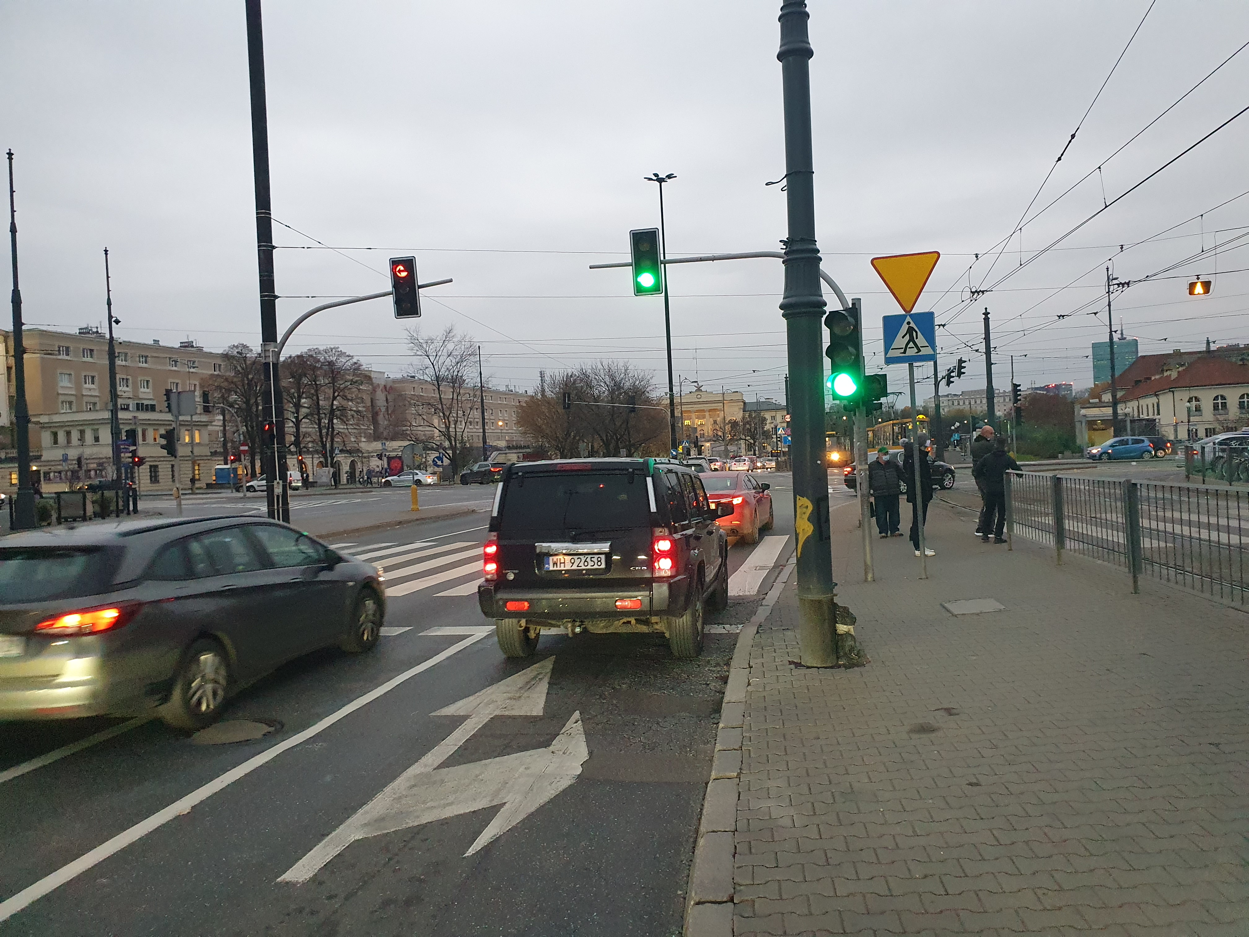 Sytuacja drogowa — pytanie 11268: Czy skręcając w prawo masz obowiązek ustąpić pierwszeństwa pojazdowi szynowemu?