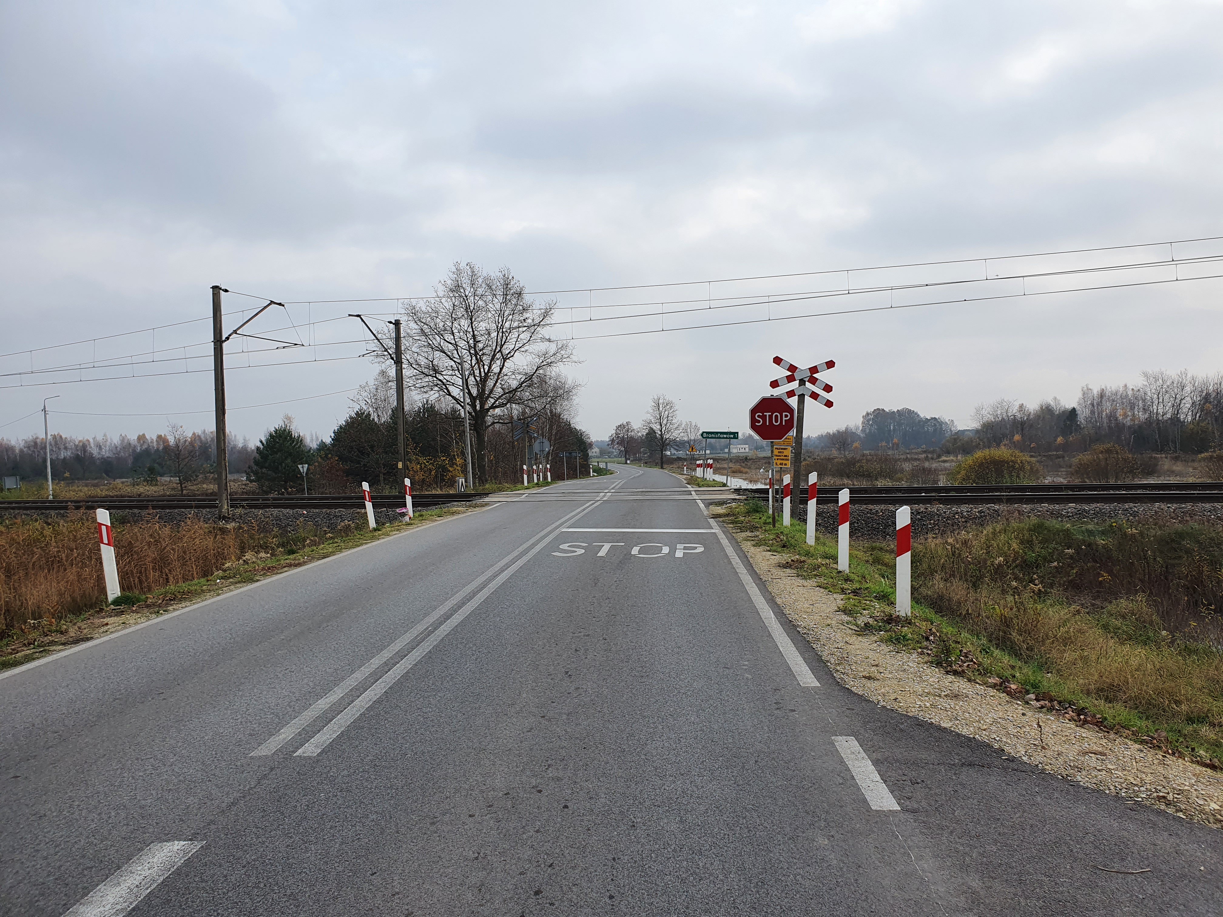 Sytuacja drogowa — pytanie 11265: Czy możesz przejechać przez przejazd kolejowy bez zatrzymania, jeśli nie nadjeżdża pociąg?