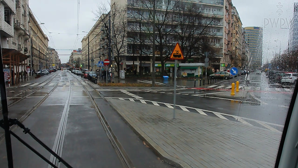 Sytuacja drogowa — pytanie 4012: Czy ten znak ostrzegawczy, oznacza pierwszeństwo przejazdu dla tramwajów?