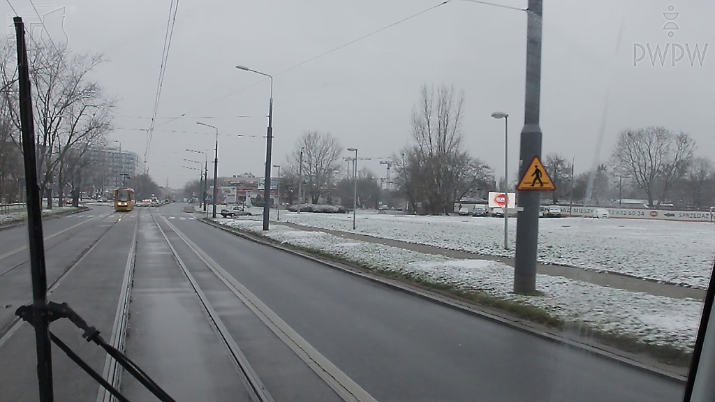 Sytuacja drogowa — pytanie 2513: Czy znaki ostrzegawcze zobowiązują kierującego tramwajem do zachowania szczególnej ostrożności?
