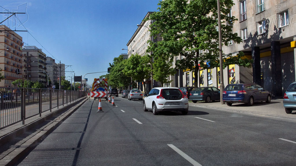 Sytuacja drogowa — pytanie 2260: Czy przed ominięciem widocznej przeszkody masz obowiązek ocenić sytuację za pojazdem na pozostałych pasach ruchu?