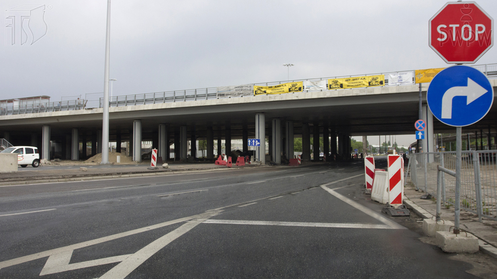 Sytuacja drogowa — pytanie 3179: Czy widoczne oznakowanie poziome wskazuje miejsce zatrzymania się w celu ustąpienia pierwszeństwa?