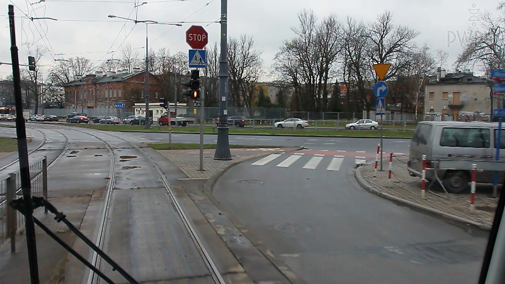 Sytuacja drogowa — pytanie 2530: Czy w tej sytuacji, masz obowiązek zatrzymać pojazd i ustąpić pierwszeństwa kierującym samochodami jadącymi po drodze poprzecznej?