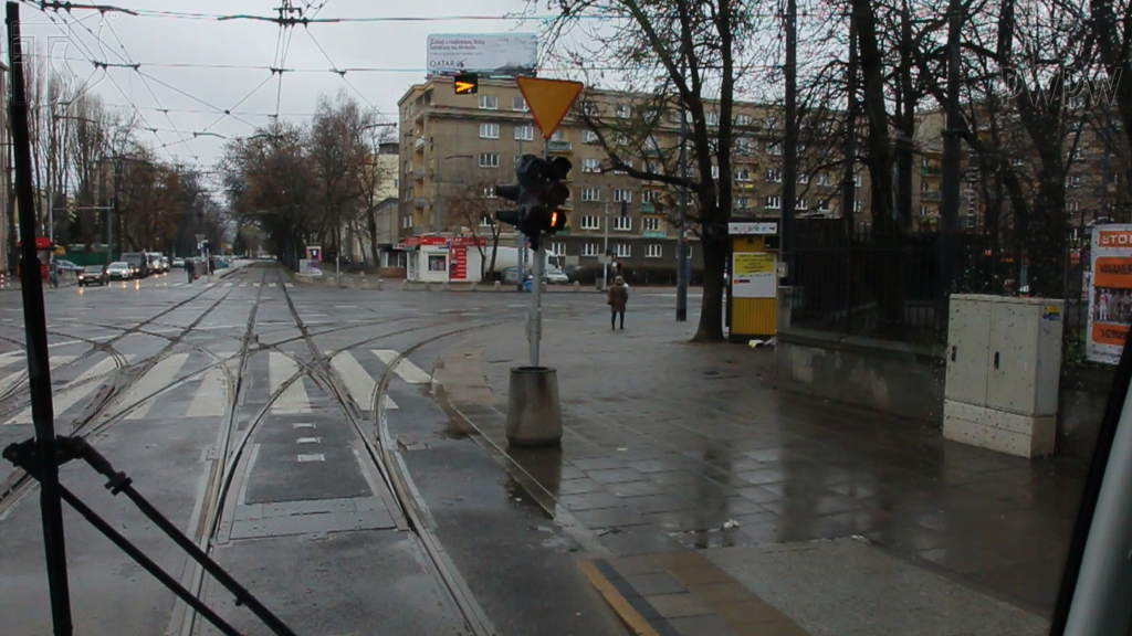 Sytuacja drogowa — pytanie 2558: Czy w tej sytuacji, masz obowiązek ustąpić pierwszeństwa pojazdom poruszającym się drogą poprzeczną?