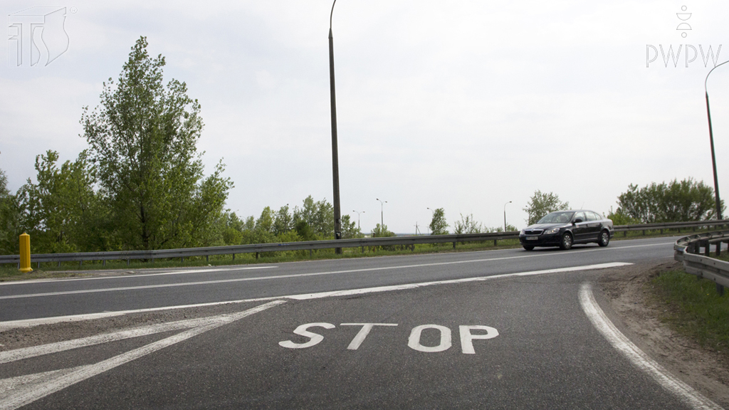 Sytuacja drogowa — pytanie 4379: Czy widoczny na jezdni napis "STOP" potwierdza oznakowanie wlotu na skrzyżowanie znakiem pionowym "stop"?