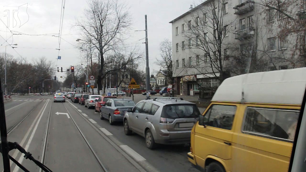 Sytuacja drogowa — pytanie 4050: Czy podczas omijania masz w każdym przypadku obowiązek zachować bezpieczny odstęp?