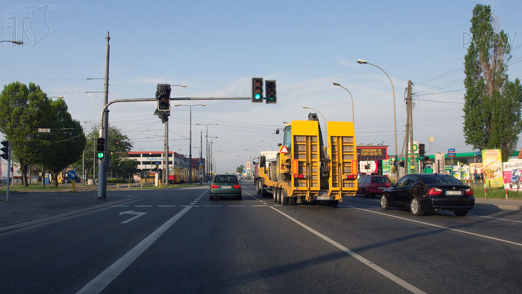 Sytuacja drogowa — pytanie 748: Czy w tej sytuacji masz prawo wyprzedzać samochód ciężarowy?
