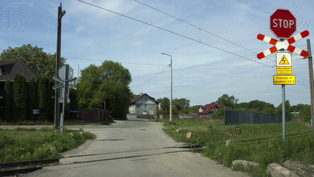 Sytuacja drogowa — pytanie 4258: Czy w tej sytuacji wolno Ci przejechać przez przejazd kolejowy bez zatrzymywania się, jeśli upewniłeś się wcześniej, że nie nadjeżdża pociąg?