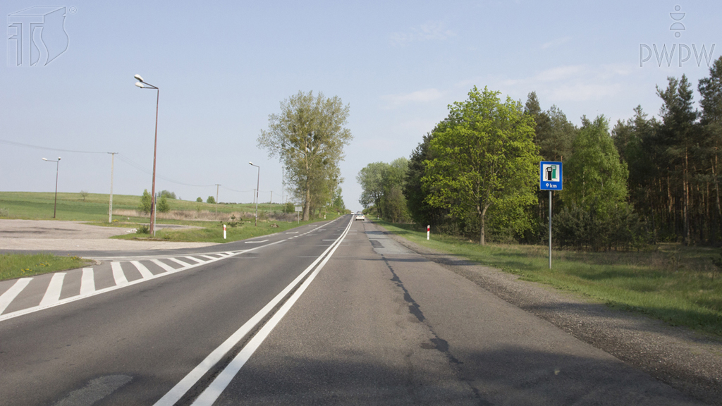 Sytuacja drogowa — pytanie 3061: Czy w tak oznakowanym miejscu wolno Ci skręcić w lewo na widoczny przy drodze parking?