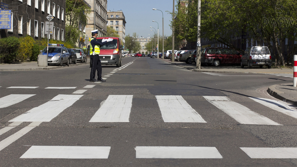 Sytuacja drogowa — pytanie 4381: Czy w przedstawionej sytuacji masz prawo skręcić w lewo?