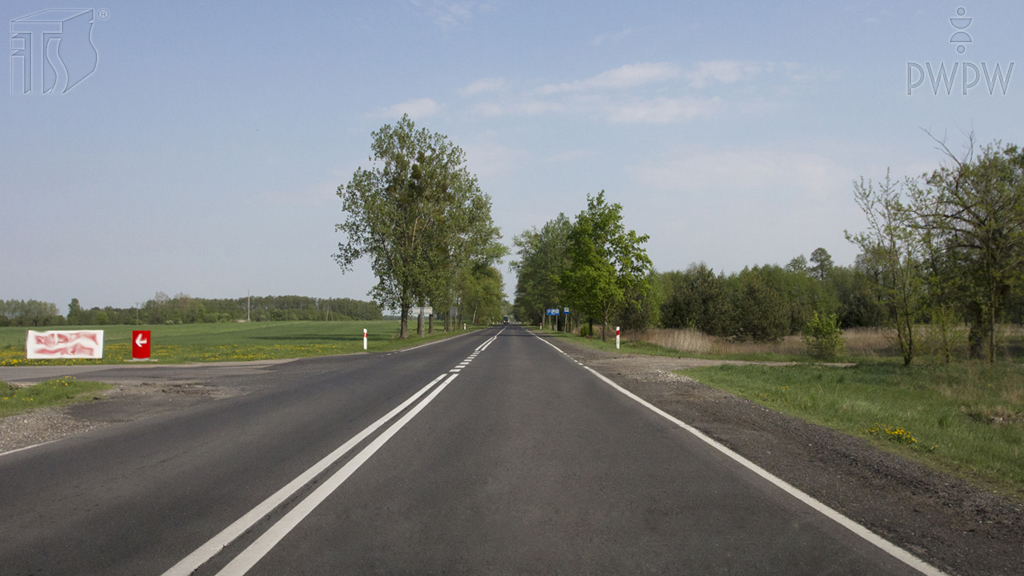 Sytuacja drogowa — pytanie 3062: Czy z tak oznakowanej jezdni wolno Ci zjechać na widoczny po lewej stronie parking?