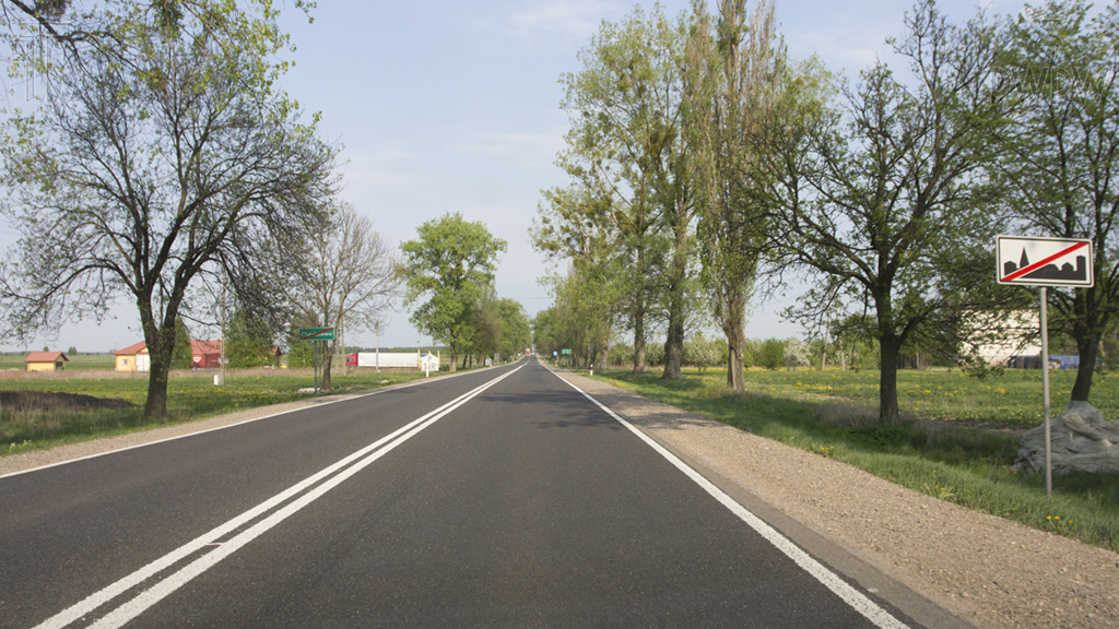 Sytuacja drogowa — pytanie 3618: Z jaką maksymalną dopuszczalną prędkością wolno Ci kierować samochodem osobowym po drodze za tym znakiem?
