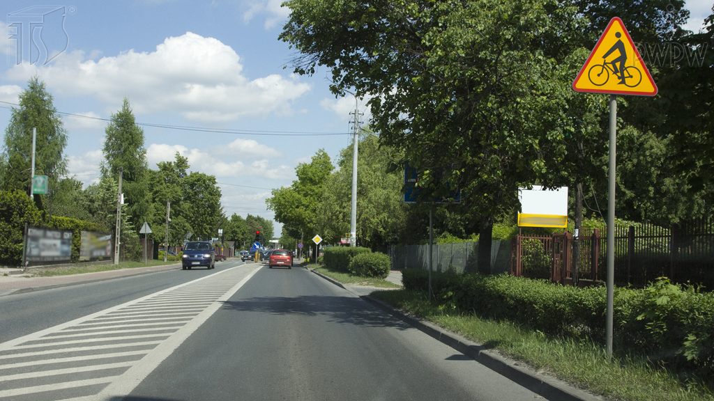 Sytuacja drogowa — pytanie 1018: Czy w przedstawionej sytuacji jesteś ostrzegany o miejscu, w którym rowerzyści wjeżdżają na jezdnię lub przez nią przejeżdżają?