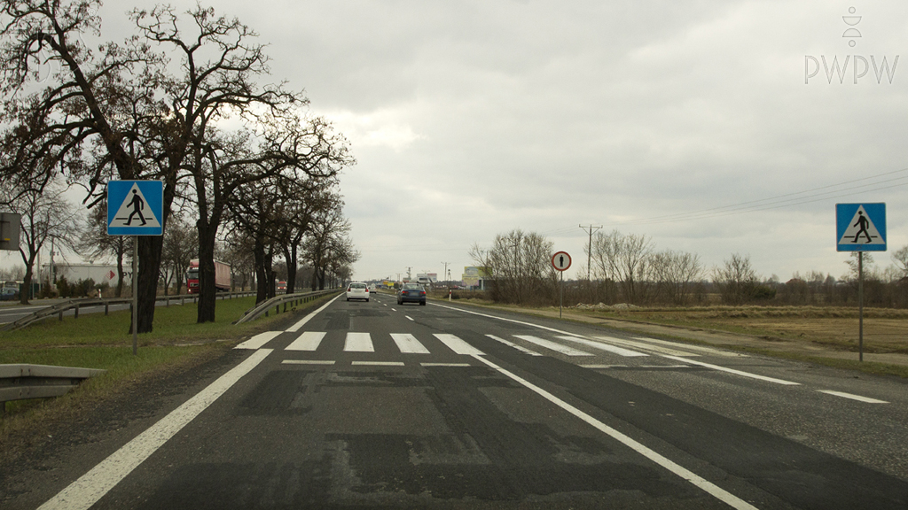 Sytuacja drogowa — pytanie 1510: Czy w tym miejscu wolno Ci zmienić pas ruchu?