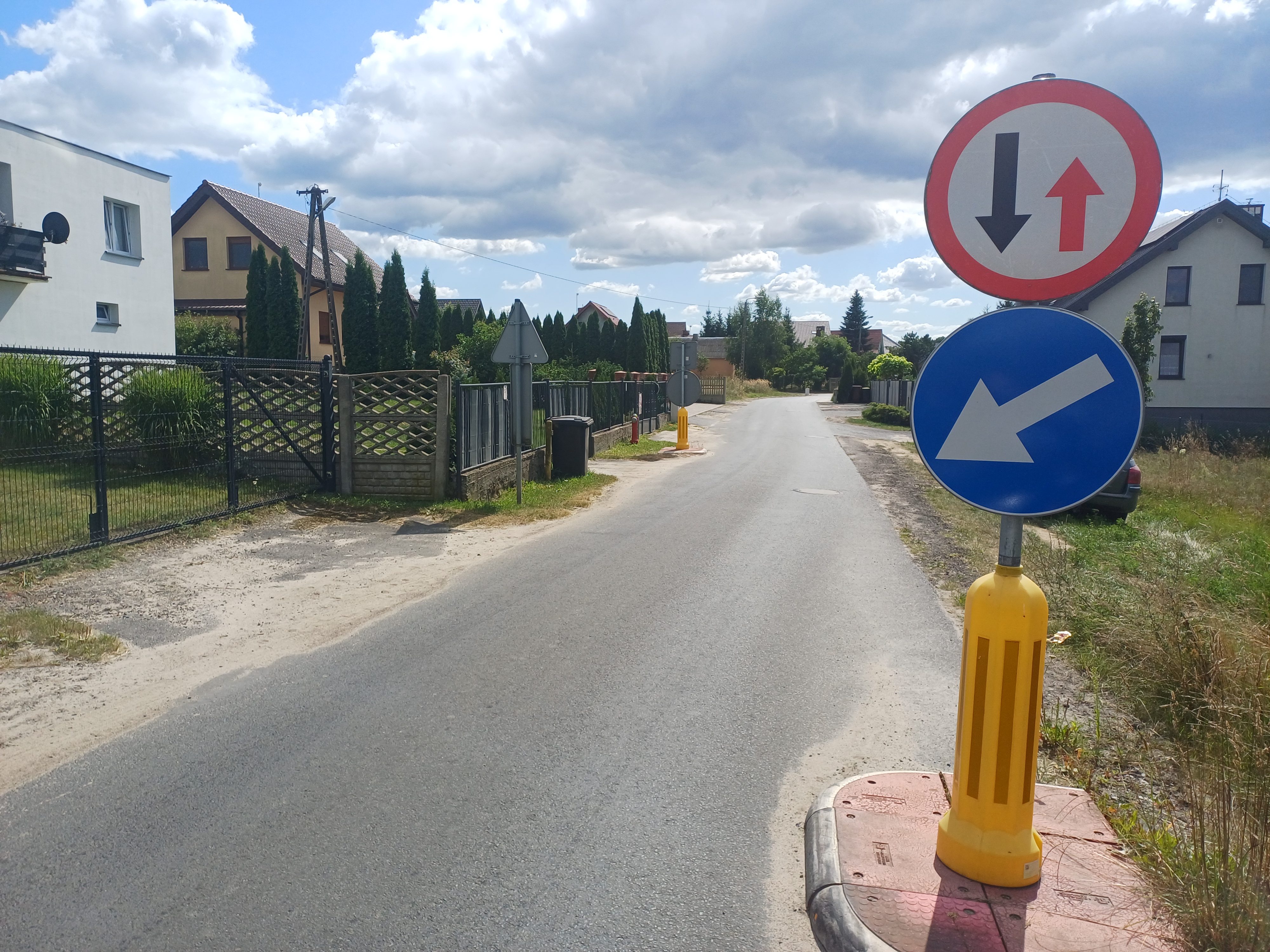 Sytuacja drogowa — pytanie 13574: Czy ten znak oznacza, że masz pierwszeństwo przed pojazdem nadjeżdżającym z przeciwnej strony?