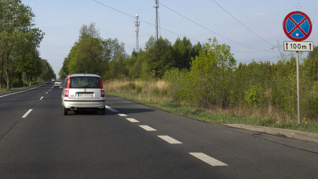 Sytuacja drogowa — pytanie 1092: Czy umieszczona pod tym znakiem zakazu tabliczka określa długość odcinka jezdni, na którym zakaz ten obowiązuje?