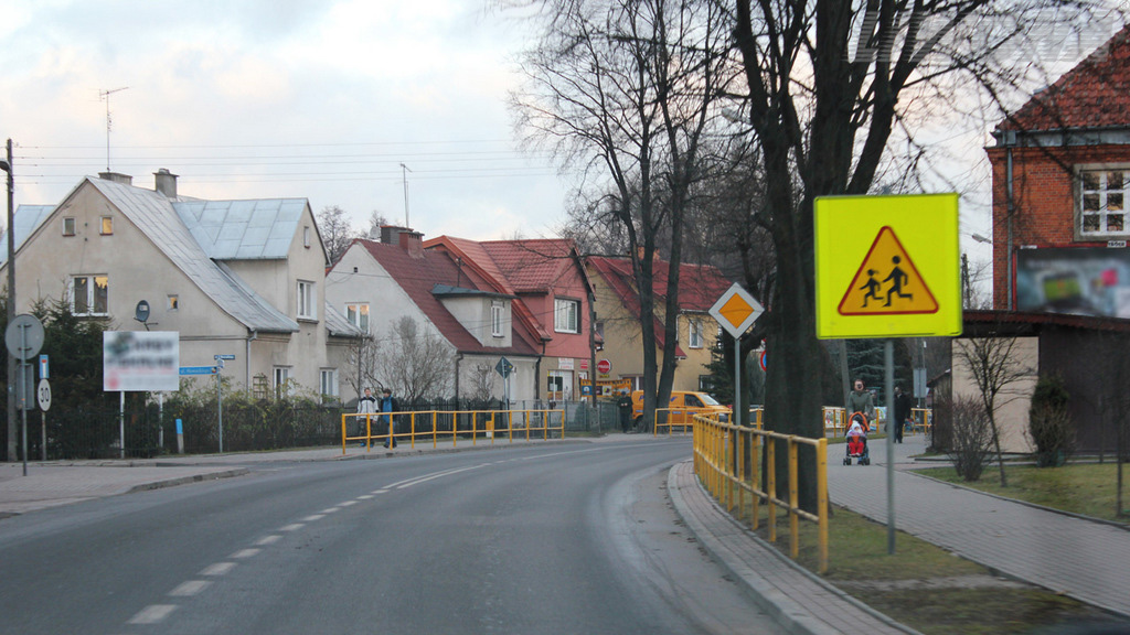 Sytuacja drogowa — pytanie 8073: Czy w tej sytuacji jesteś ostrzegany, że zbliżasz się do przejścia dla pieszych?