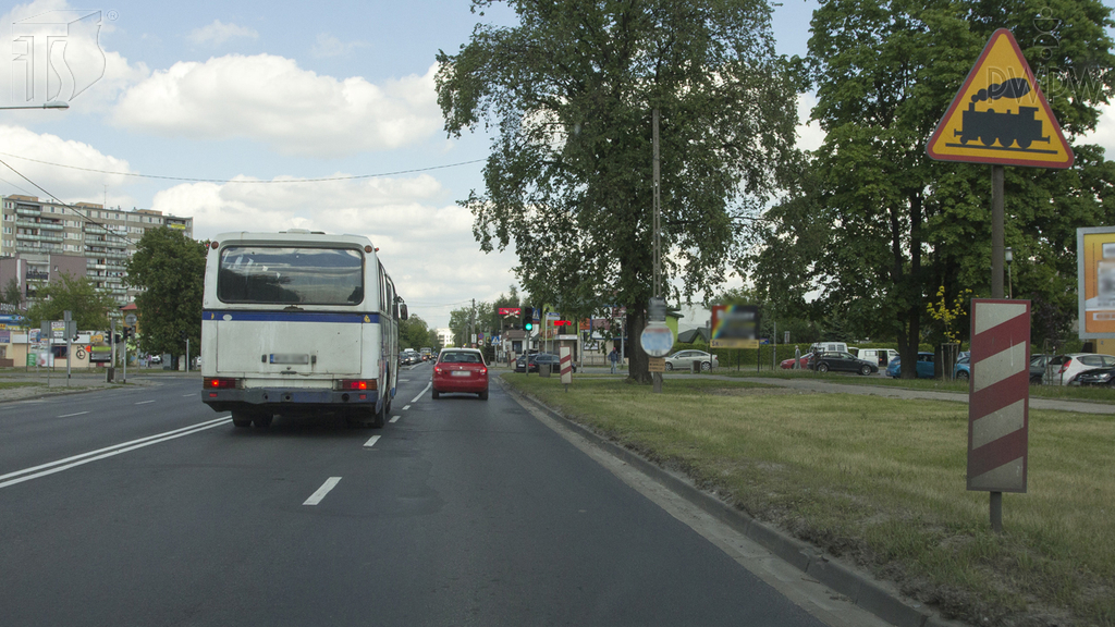 Sytuacja drogowa — pytanie 987: Czy w przedstawionej sytuacji jesteś ostrzegany o przejeździe kolejowym wyposażonym w półzapory?