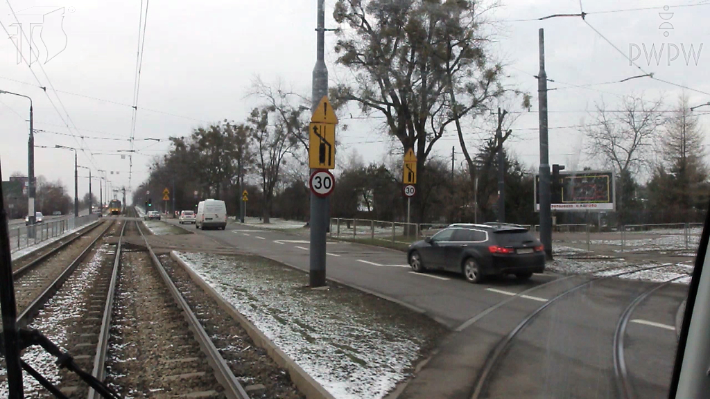 Sytuacja drogowa — pytanie 2669: Czy widząc ten znak ostrzegawczy, motorniczy prowadzący tramwaj powinien spodziewać się pojazdów wjeżdżających na tory?