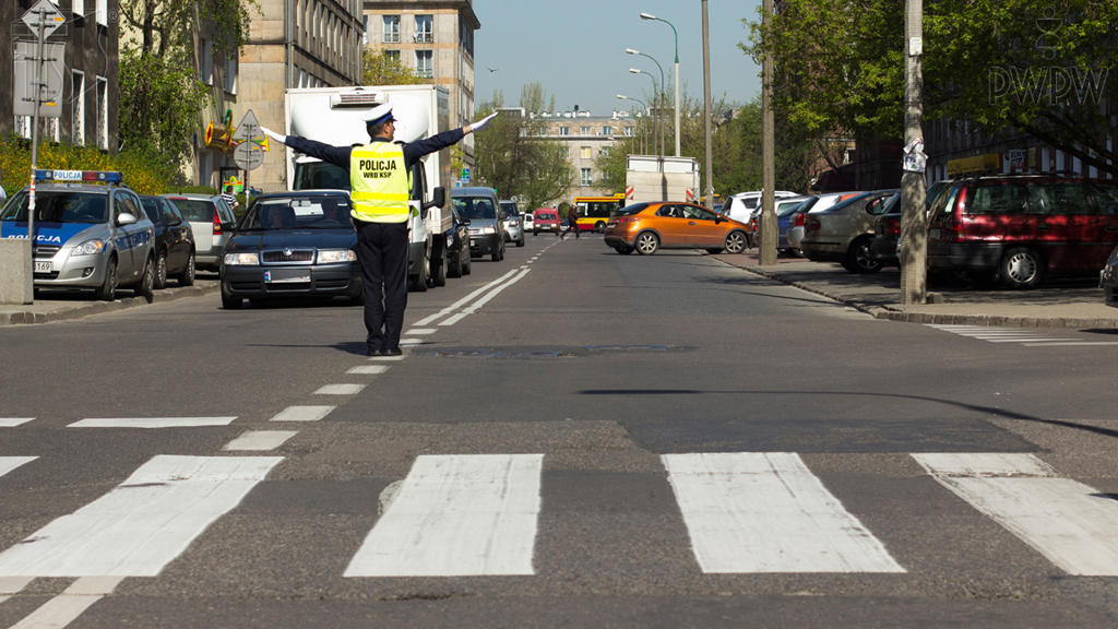 Sytuacja drogowa — pytanie 2509: Czy w przedstawionej sytuacji masz prawo wjechać na skrzyżowanie?