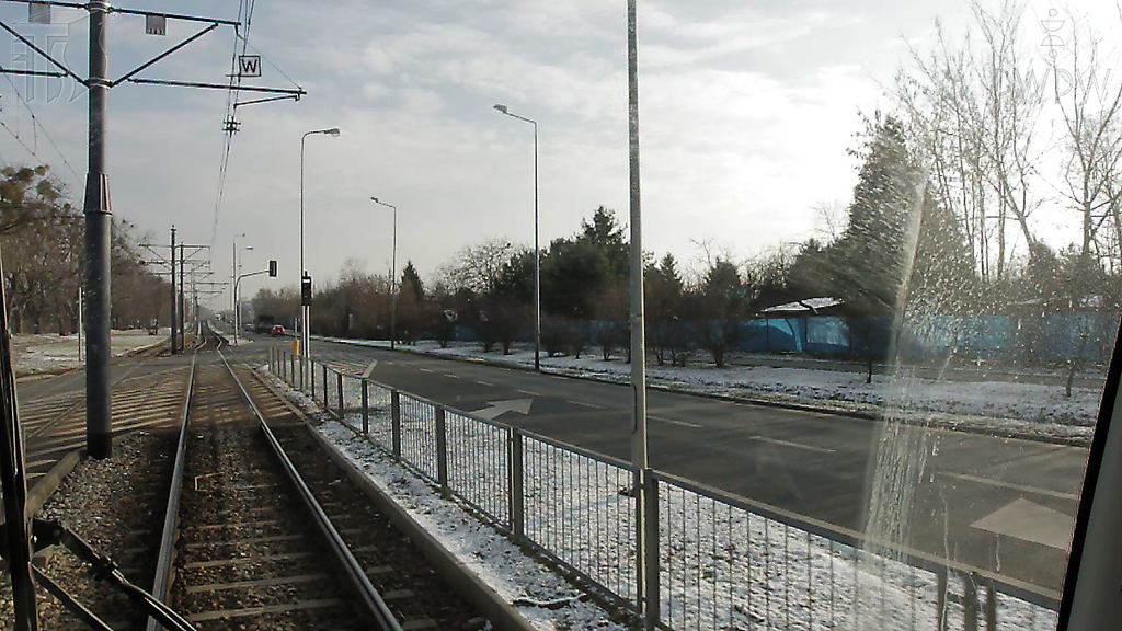 Sytuacja drogowa — pytanie 4022: Czy znak umieszczony na przewodzie trakcyjnym oznacza, że zbliżasz się do skrzyżowania z sygnalizacją zmienianą wzbudzeniowo?