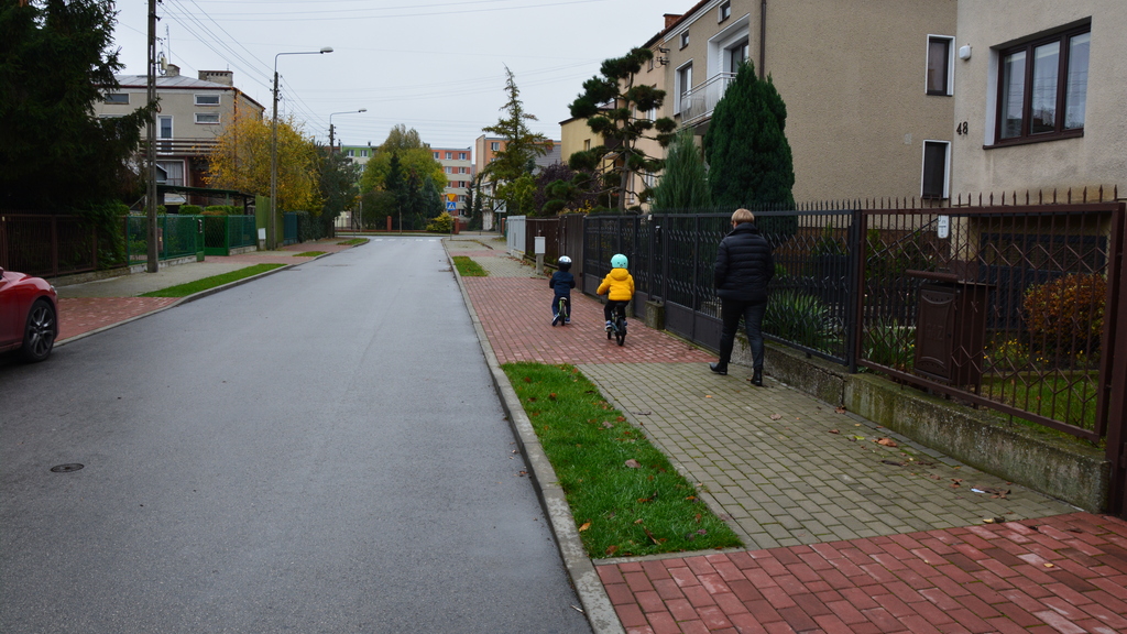 Sytuacja drogowa — pytanie 11412: Czy w tej sytuacji jesteś zwolniony z obowiązku stosowania wobec dzieci zasady ograniczonego zaufania, gdyż są one pod opieką osoby dorosłej?