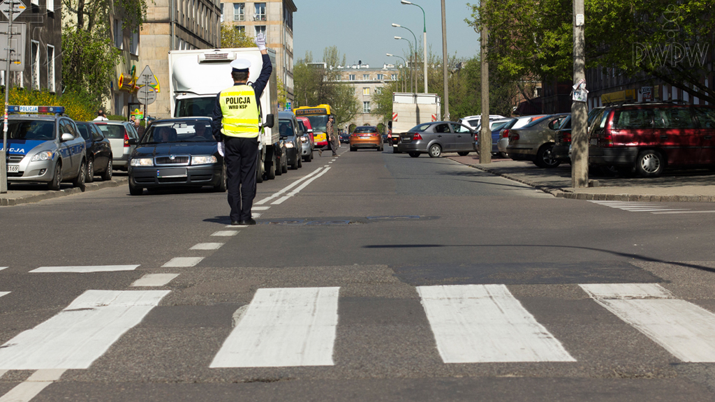 Sytuacja drogowa — pytanie 3118: Czy następny sygnał będzie Ci zabraniał wjazdu na skrzyżowanie?