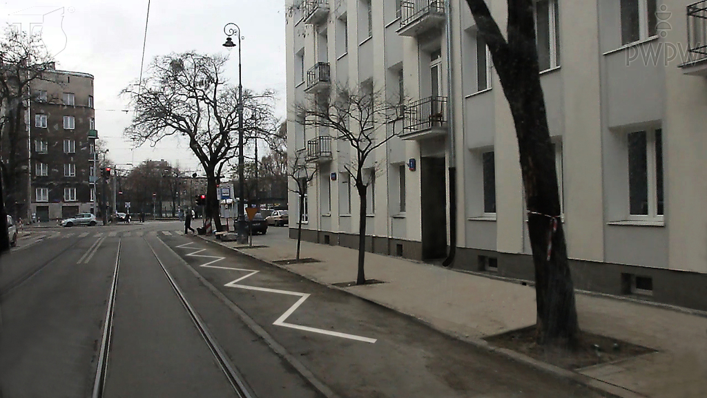 Sytuacja drogowa — pytanie 4540: Czy widoczna na jezdni linia łamana wyznacza miejsce przystanku dla tramwajów, autobusów lub trolejbusów?