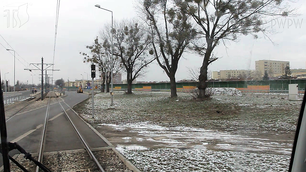 Sytuacja drogowa — pytanie 2699: Czy widząc taki sygnał, kierujący tramwajem musi zawsze, niezależnie od okoliczności, zatrzymać pojazd?