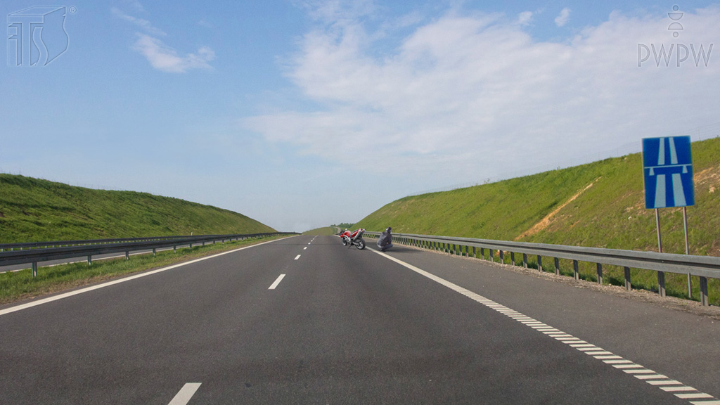 Sytuacja drogowa — pytanie 1262: Czy w tej sytuacji masz obowiązek przesunąć uszkodzony motocykl na pas awaryjny?