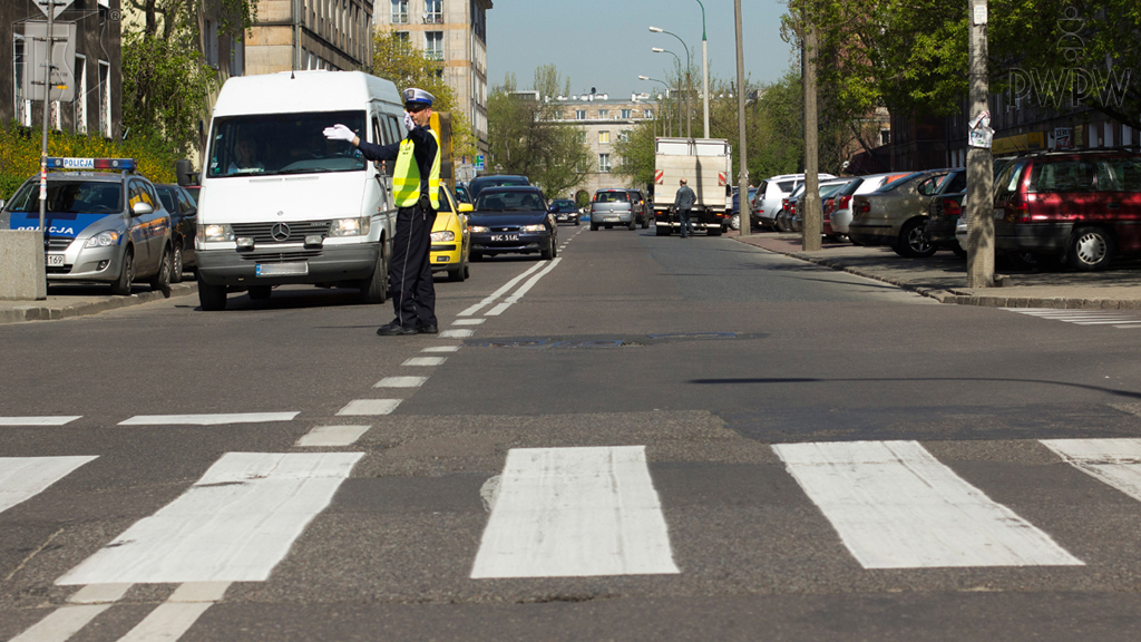 Sytuacja drogowa — pytanie 3129: Czy sygnał, który daje policjant, zezwala na wjazd na skrzyżowanie?