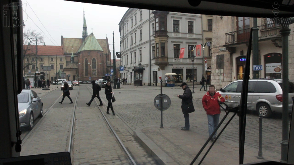 Sytuacja drogowa — pytanie 2719: Czy ruszając po zatrzymaniu tramwaju wymuszonym przez pieszego, który przekraczał jezdnię w miejscu niedozwolonym, włączasz się do ruchu?