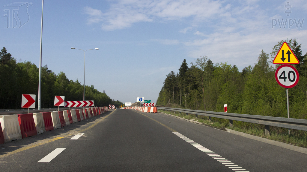 Sytuacja drogowa — pytanie 1009: Czy w przedstawionej sytuacji jesteś ostrzegany o zbliżaniu się do miejsca, w którym rozpoczyna się ruch dwukierunkowy?