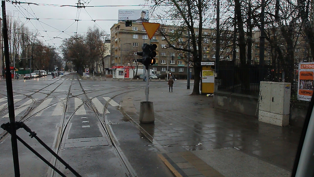 Sytuacja drogowa — pytanie 2722: Czy w tej sytuacji, masz obowiązek stosować się do znaku "ustąp pierwszeństwa"?