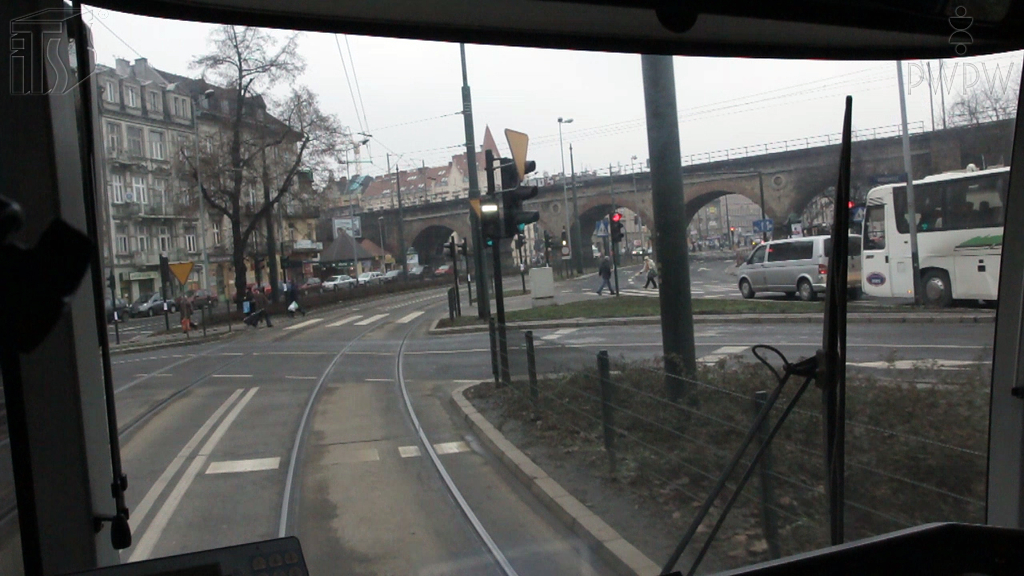 Sytuacja drogowa — pytanie 2723: Czy w tej sytuacji, masz obowiązek zatrzymać tramwaj przed linią warunkowego zatrzymania?