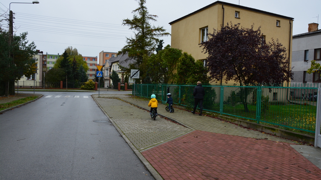 Sytuacja drogowa — pytanie 11413: Czy w tej sytuacji powinieneś uważnie obserwować pieszych, a wobec dzieci zastosować zasadę ograniczonego zaufania?
