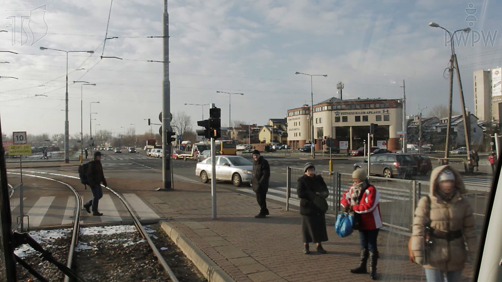 Sytuacja drogowa — pytanie 2740: Czy w takiej sytuacji masz prawo ruszyć nie czekając aż pieszy opuści przejście dla pieszych?