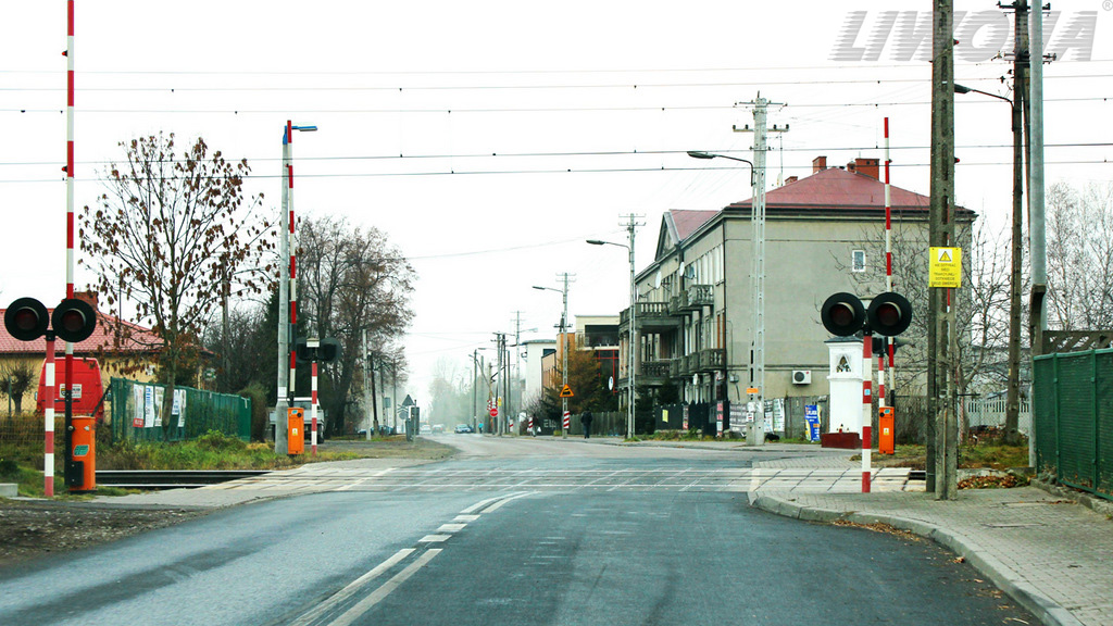 Sytuacja drogowa — pytanie 8311: Czy przejeżdżając przez przejazd kolejowy masz pierwszeństwo przed nadjeżdżającym pojazdem szynowym?