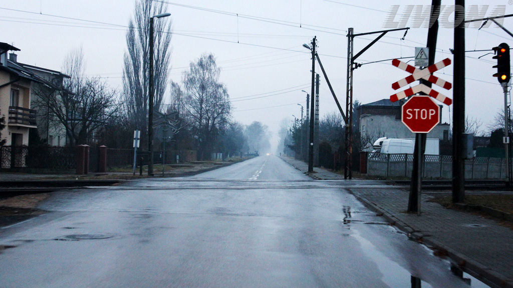 Sytuacja drogowa — pytanie 8333: Czy zbliżając się do przejazdu kolejowego masz obowiązek zastosować zasadę szczególnej ostrożności?
