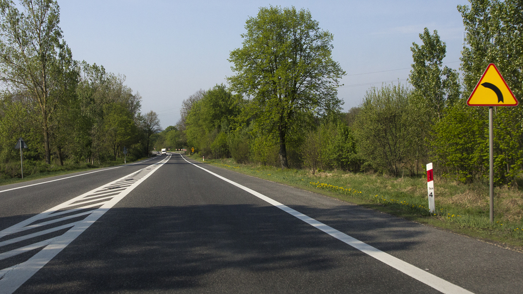 Sytuacja drogowa — pytanie 892: Czy w przedstawionej sytuacji jesteś ostrzegany o kilku niebezpiecznych zakrętach w lewo?