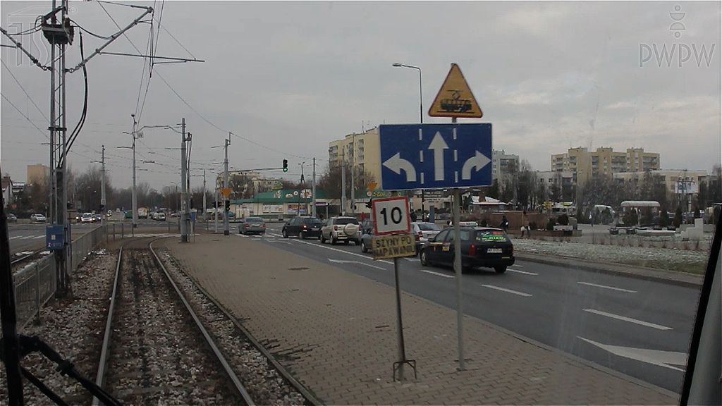 Sytuacja drogowa — pytanie 4106: Jak powinien zachować się motorniczy na odcinku za widocznym znakiem zakazu?