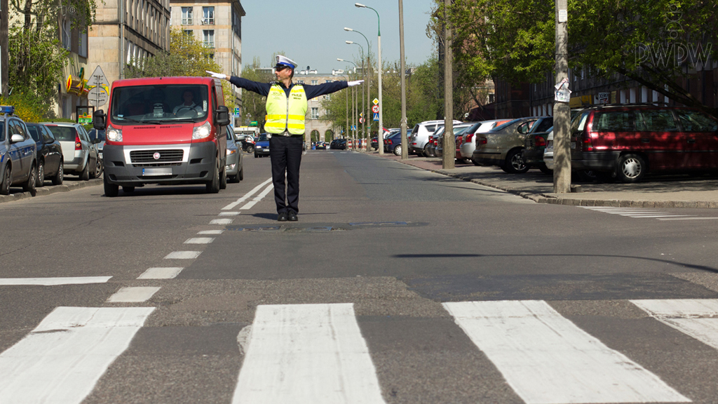 Sytuacja drogowa — pytanie 3126: Czy w tej sytuacji skręcanie w prawo jest zabronione nawet wtedy, gdy nie utrudni to poruszania się innym uczestnikom ruchu drogowego?