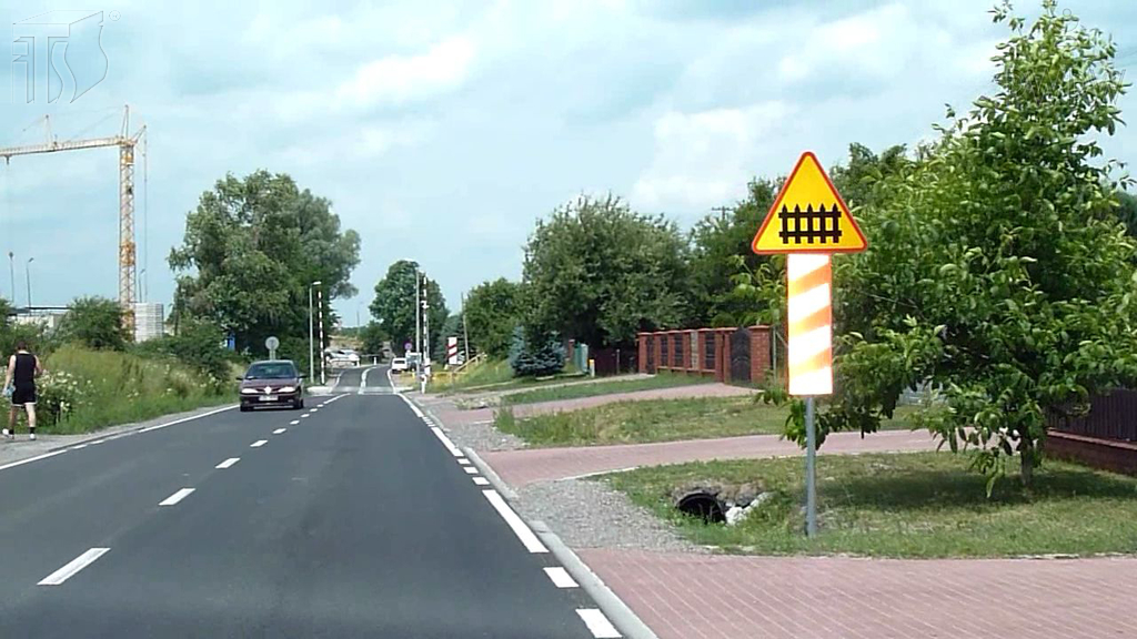 Sytuacja drogowa — pytanie 4619: Czy przed wjazdem na przejazd kolejowy oznaczony tym znakiem, zawsze masz obowiązek zatrzymania się?