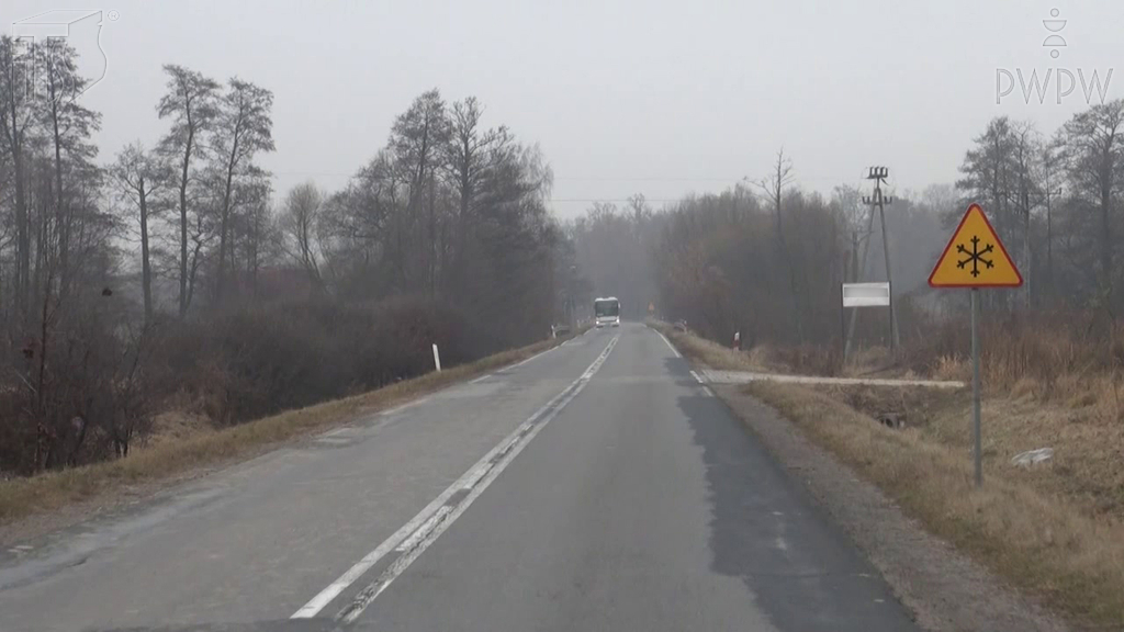 Sytuacja drogowa — pytanie 6012: Czy ten znak ostrzega o miejscu intensywnych opadów atmosferycznych?