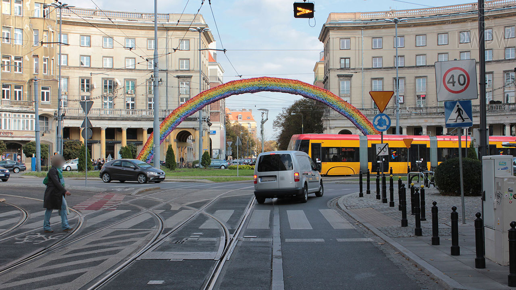 Sytuacja drogowa — pytanie 6022: Czy ograniczenie prędkości określone tym znakiem obowiązuje tylko do najbliższego skrzyżowania?