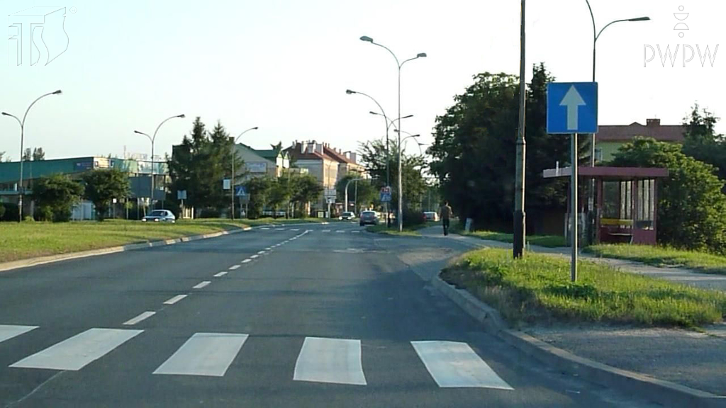 Sytuacja drogowa — pytanie 6026: Czy ten znak informuje Cię, że na najbliższym skrzyżowaniu masz obowiązek jechać prosto?