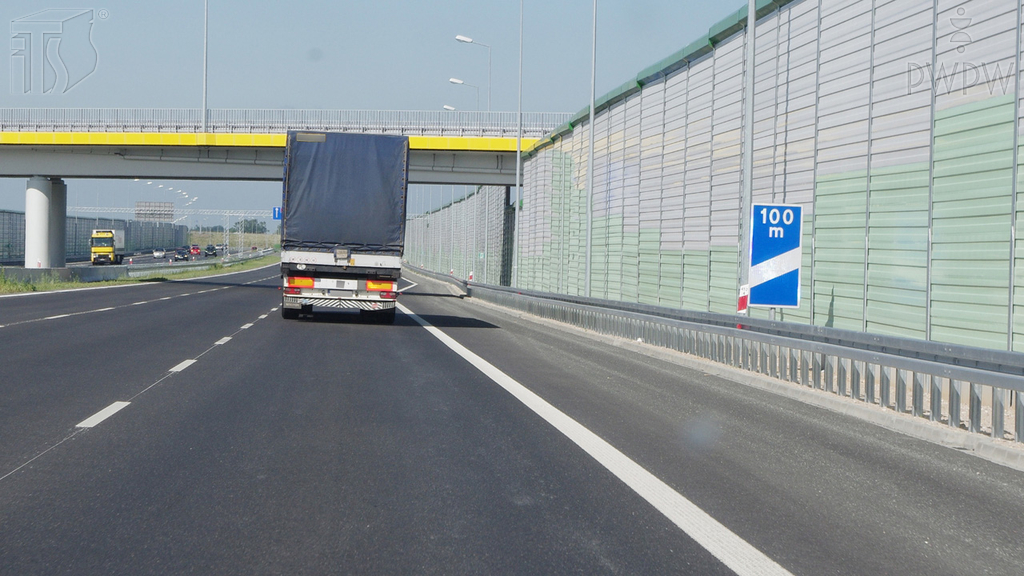 Sytuacja drogowa — pytanie 6036: Czy ten znak informuje o zbliżaniu się do miejsca zjazdu z autostrady?