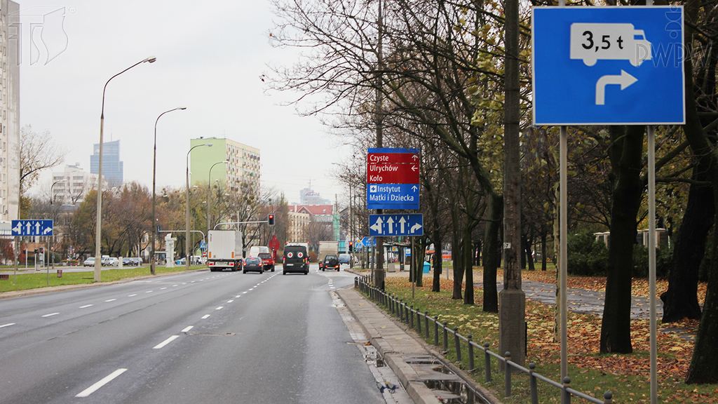 Sytuacja drogowa — pytanie 6050: Czy jadąc motorowerem możesz skręcić w prawo na tak oznakowaną drogę?
