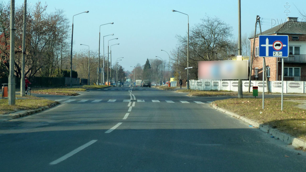 Sytuacja drogowa — pytanie 6051: Czy jadąc motorowerem za tym znakiem możesz skręcić w prawo na najbliższym skrzyżowaniu?