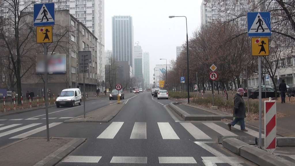 Sytuacja drogowa — pytanie 6064: Czy przerywana linia przed przejściem dla pieszych oznacza miejsce warunkowego zatrzymania?